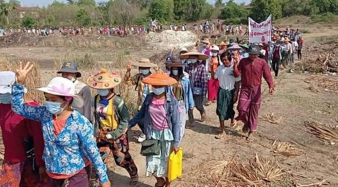 ZipporahNyi2's tweet photo. Rural villagers in Yinmabin and Salingyi Tsp,Sagaing Region gathered and protested against the military regime.
#May15Coup
#WhatsHappeningInMyanmar https://t.co/sVRCxN3GBt