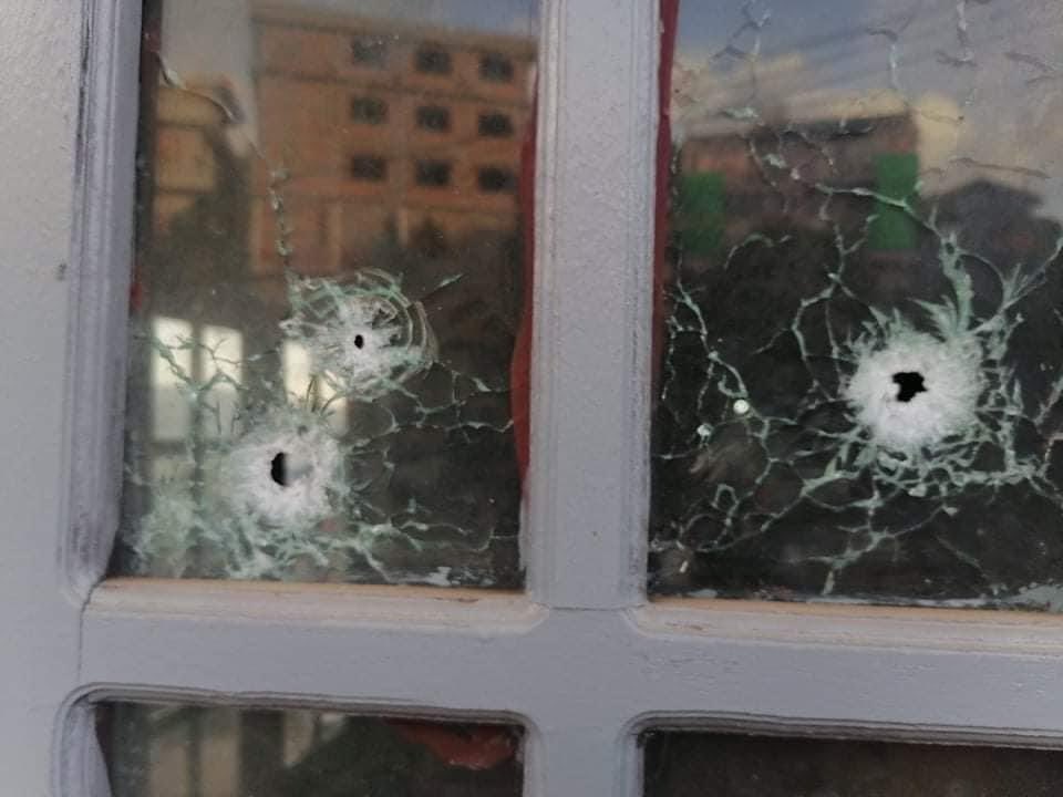 Tw // Injuries 
The junta's armed forces attacked civilians' homes with heavy weapons and ammunition in Mindat Township, Chin State. The gunfire was targeted at civilians, causing injuries and damaging houses.
#May15Coup #WhatsHappeningInMyanmar