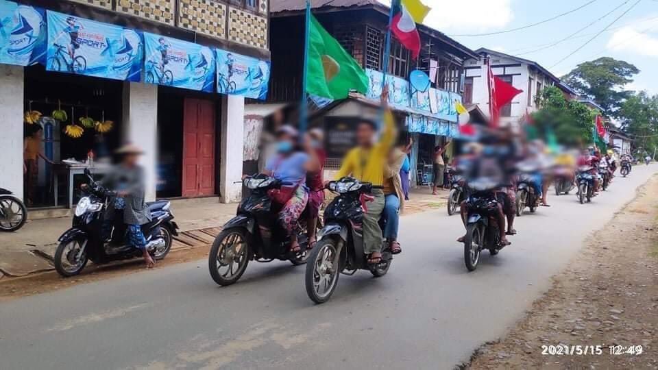 klatpri's tweet photo. May 15  
Residents of Mogaung, who have been protesting for an end to the military dictatorship, marched around the city at 12:30 pm today, chanting slogans against the military dictatorship. 
#WhatsHappeningInMyanmar #MilkTeaAlliance #May15Coup https://t.co/AnSdzO4QtA