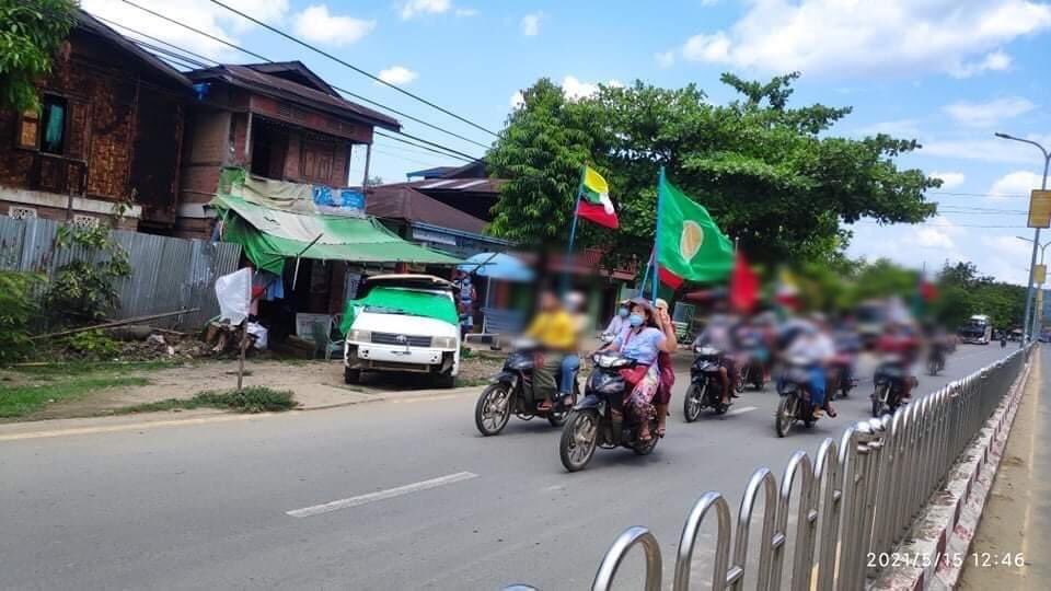 klatpri's tweet photo. May 15  
Residents of Mogaung, who have been protesting for an end to the military dictatorship, marched around the city at 12:30 pm today, chanting slogans against the military dictatorship. 
#WhatsHappeningInMyanmar #MilkTeaAlliance #May15Coup https://t.co/AnSdzO4QtA