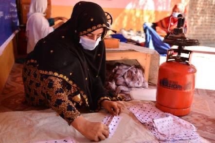 Refugees's tweet image. Shiaza, a refugee woman from Pakistan, dedicates her time to prepare fabric to sew face masks 😷 in Nangarhar.

via @UNHCRAfg