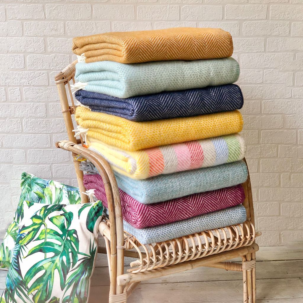 🌻 It may not be as warm as we hoped but our latest delivery of gorgeous Tweedmill blankets will keep the chill away whilst we wait 🌻

Our new range of colours are available here
dollydiditldn.etsy.com/listing/789627…

#UKGiftAM #UKGiftHour #shopindie #giftideas #MadeinWales #PureNewWool