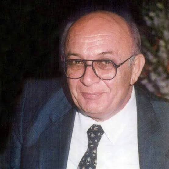 Filli Boya’nın kurucusu Celal Akpınar’ın şirketini devrettiği kızına vasiyeti:

“Kaç kişi çalıştırıyorsan, o kadar insan akşam çorbasını içecek. Eğer çalışanların akşam çorba içemiyorsa sen de aç kal.”

Keşke her yönetici bu hassasiyette olabilse 👏🏻