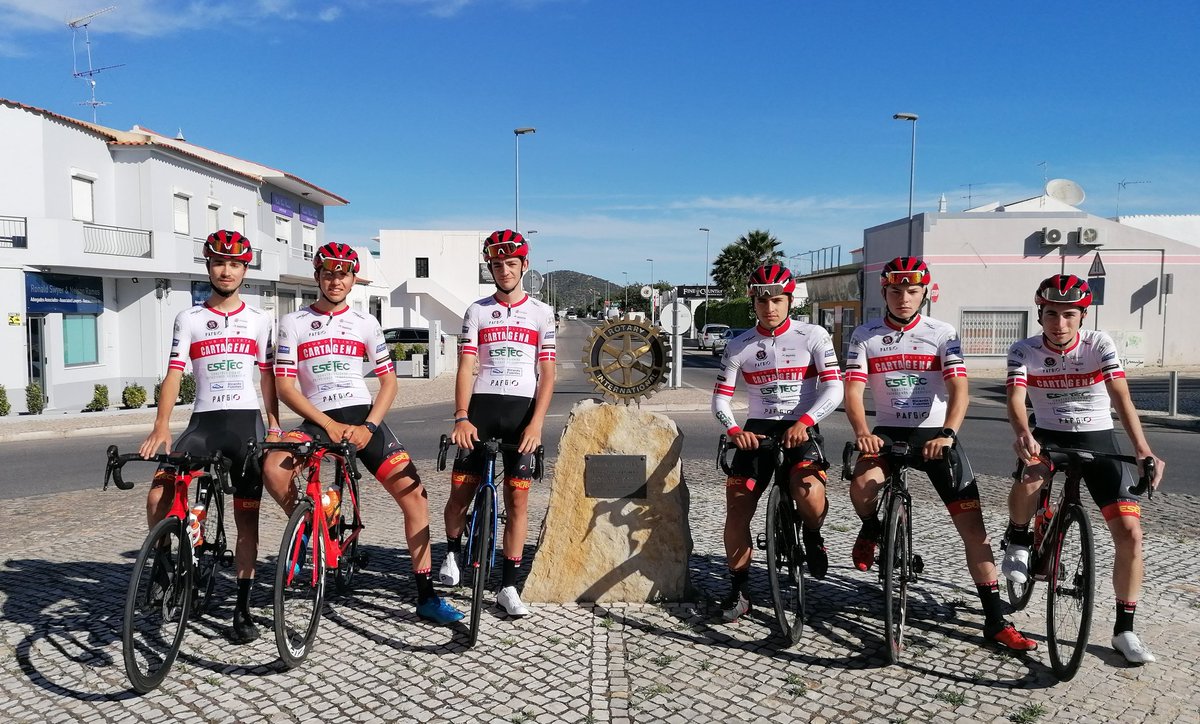 👶🏻 Nuestros #Junior ya se encuentran en el Algarve portugués para comenzar esta tarde #VoltaConcelhoLoule 🇵🇹

🚴🏼‍♂️ <a href="/MoisesRuizSerr1/">Moiruizss</a> <a href="/llull_ruiz/">Sergio Llull Ruiz</a> <a href="/xalvi13/">xalvi</a> <a href="/Anselmoperez_/">Anselmo Pérez</a> <a href="/JColombram/">Joan Colombram</a> y <a href="/Joseurrea_03/">Jose Urrea</a>.

🌞 Clima primaveral, ideal para la práctica del ciclismo.

#VamosCartagena ⚪🔴