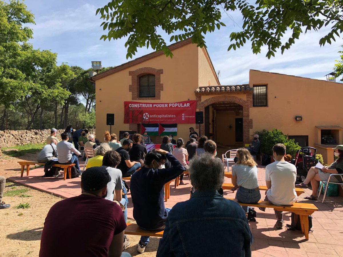 Arrenquem l’#EscolAnticapi una dècada després del 15M analitzar aquests anys de revoltes contra el neoliberalisme i el masclisme amb el <a href="/BraisRomanino/">Brais Fernández</a> i l'Estela Fernández i posant en comú experiències per construir alternatives i acabar juntes amb el capitalisme i el patriarcat