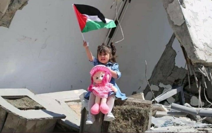njtbelhadj's tweet photo. من بين الركام نخرج منتصرين رافعين الراية شامخين من بين الدمار نخرج مرسوم على يدينا إنتصار على ثغورنا أبتسامة ونتحدى الحصار.🇵🇸
#FreePalestin 
#Ghazaunderattack https://t.co/RQ4nyzfcAD