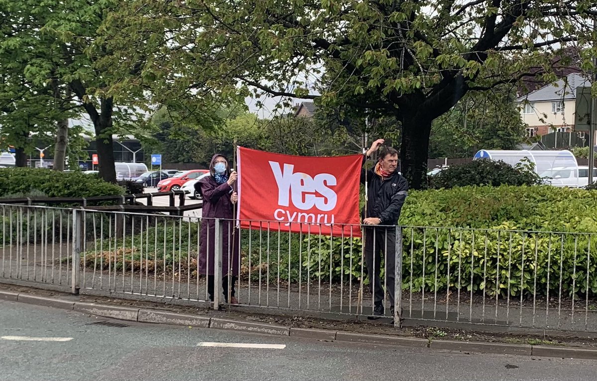 yescymruruthin's tweet photo. Baneri allan yn Rhuthun nawr! Galwch neu gyrrwch heibio. https://t.co/EQP9LlAJ5L