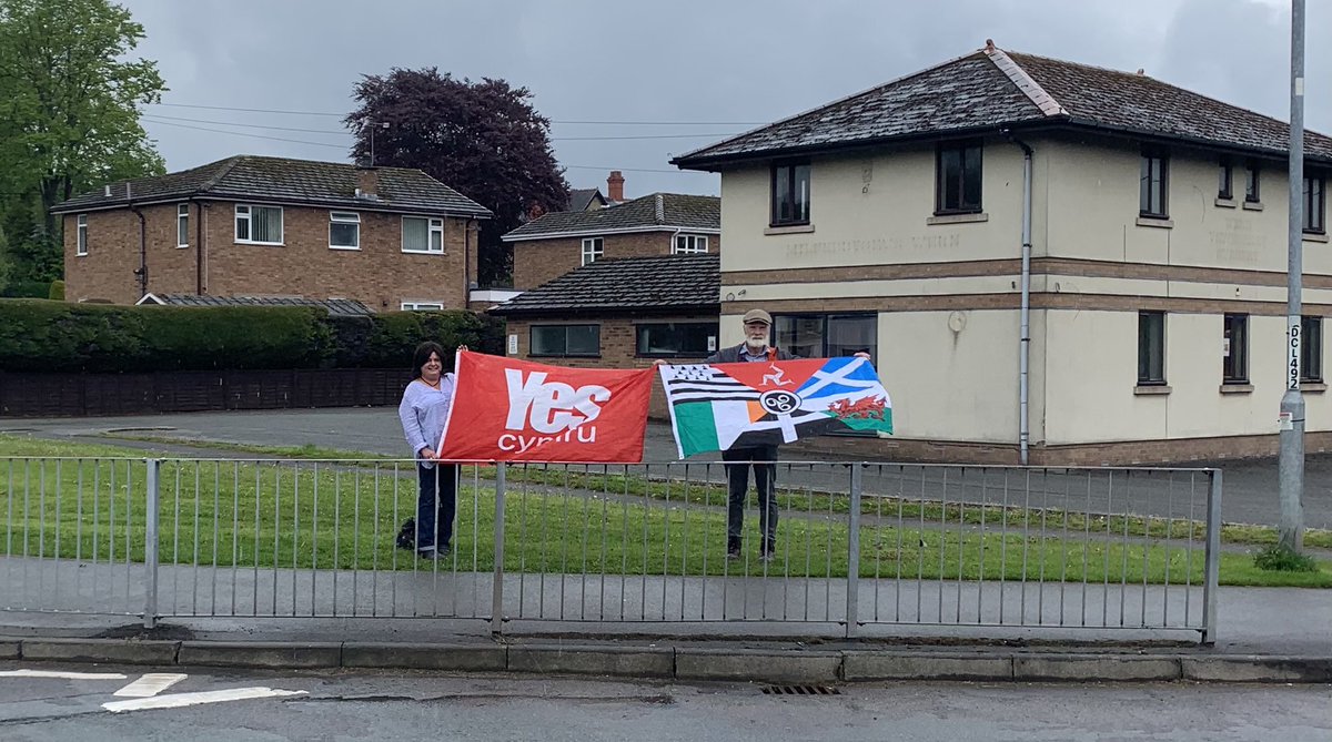 yescymruruthin's tweet photo. Baneri allan yn Rhuthun nawr! Galwch neu gyrrwch heibio. https://t.co/EQP9LlAJ5L