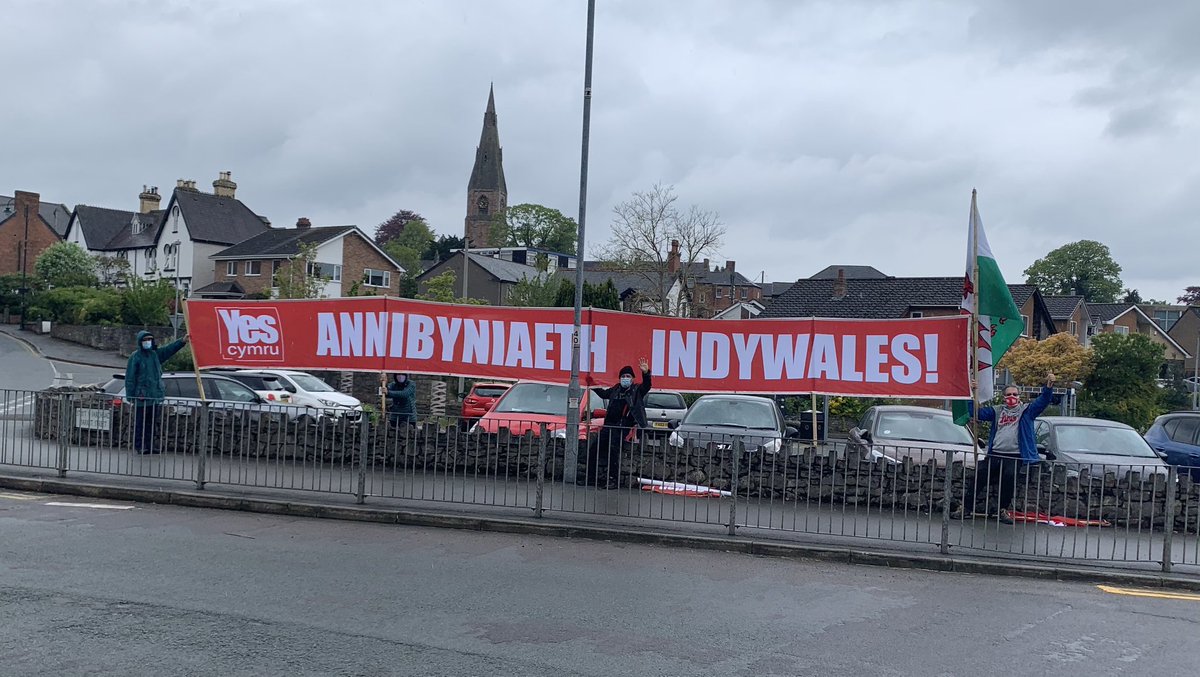 yescymruruthin's tweet photo. Baneri allan yn Rhuthun nawr! Galwch neu gyrrwch heibio. https://t.co/EQP9LlAJ5L