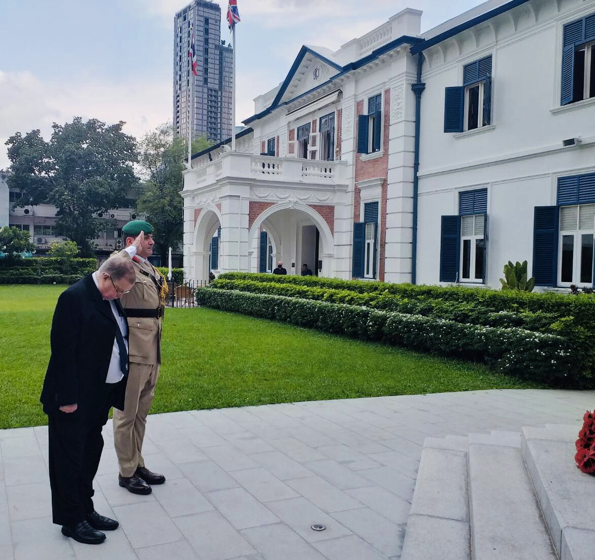 ukdefence_th's tweet photo. At the British Club Bangkok, the Defence Attaché Col Tony Stern laid a wreath in front of the War Memorial to mark the 100th Anniversary of the Royal British Legion. We are grateful for all that you do for the Armed Forces Community. #RBL100 🇬🇧 https://t.co/6aljR1Wkf6