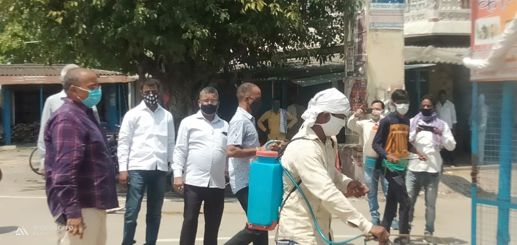 DdGorakhpur's tweet photo. आज दिनांक 15/05/21 को जनपद गोरखपुर के विकास खंड कैंपियागंज के ग्राम पंचायत कुंजालगढ़,अलेनाबाद, लक्ष्मीपुर का उपनिदेशक (पंचायत) श्री समरजीत यादव द्वारा निरीक्षण किया गया@cmofficeUP https://t.co/27mlCoFazY