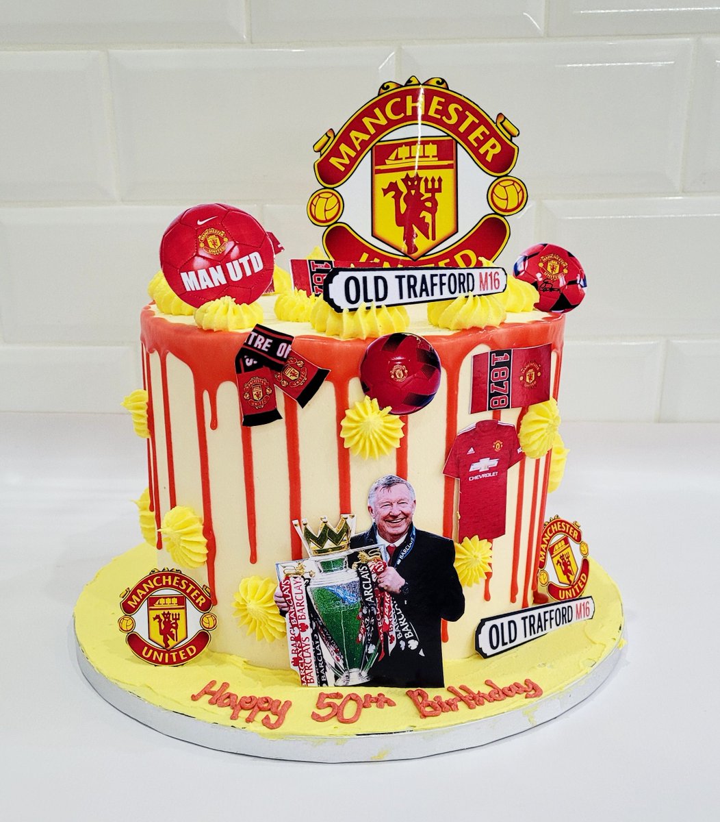 veganantics's tweet photo. Manchester United Cake, with a special request of having a pic of Alex Ferguson on the front! 😆 He looks v happy https://t.co/cJRWGkriCn