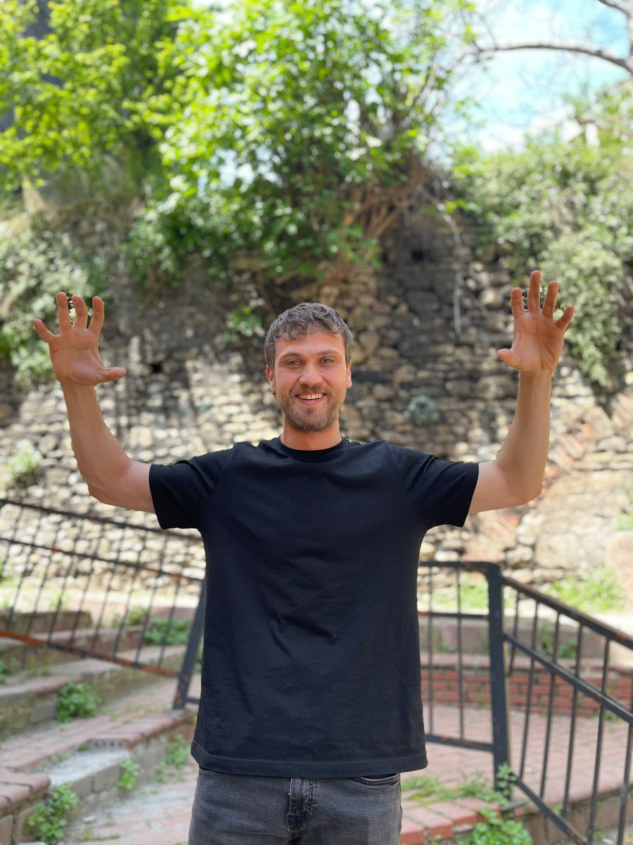 Aklımız, kalbimiz, ruhumuz sizinle 👊🏻 👊🏻🏳️🏴 <a href="/Besiktas/">Beşiktaş JK</a> #sergenyalçın <a href="/forzabesiktas/">çArşı</a> 
#VurPençeniŞampiyonluğa