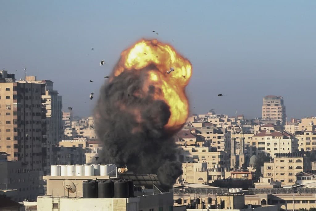 pembinaofficial's tweet photo. Detik pengeboman Israel ke atas Gaza sebentar tadi. Ya Allah, bantulah Palestin!

4.38 pm Malaysia, 11.38 am Palestin

Sumber : Shehab Agency

=============

Teruskan mengikuti perkembangan dan berita terkini di channel BERITA PERANG PALESTIN 2021. Follow: https://t.co/rZdT1ZxkME https://t.co/Z5kgoQpDbP