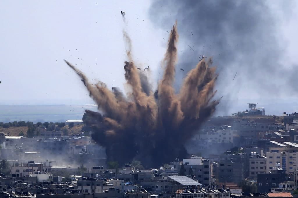 pembinaofficial's tweet photo. Detik pengeboman Israel ke atas Gaza sebentar tadi. Ya Allah, bantulah Palestin!

4.38 pm Malaysia, 11.38 am Palestin

Sumber : Shehab Agency

=============

Teruskan mengikuti perkembangan dan berita terkini di channel BERITA PERANG PALESTIN 2021. Follow: https://t.co/rZdT1ZxkME https://t.co/Z5kgoQpDbP