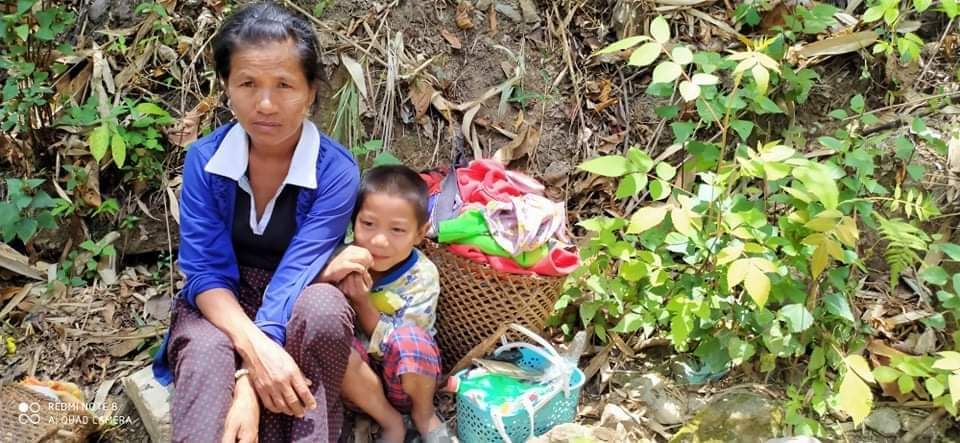 XueMei01's tweet photo. Due to the military junta SAC 's intensive attack , many residents from Mindat Chin State flee away  their homes ! 

#WhatsHappeningInMyanmar 
#May15Coup 
#NoFlyZoneInMyanmar https://t.co/0EXqhf2rsg