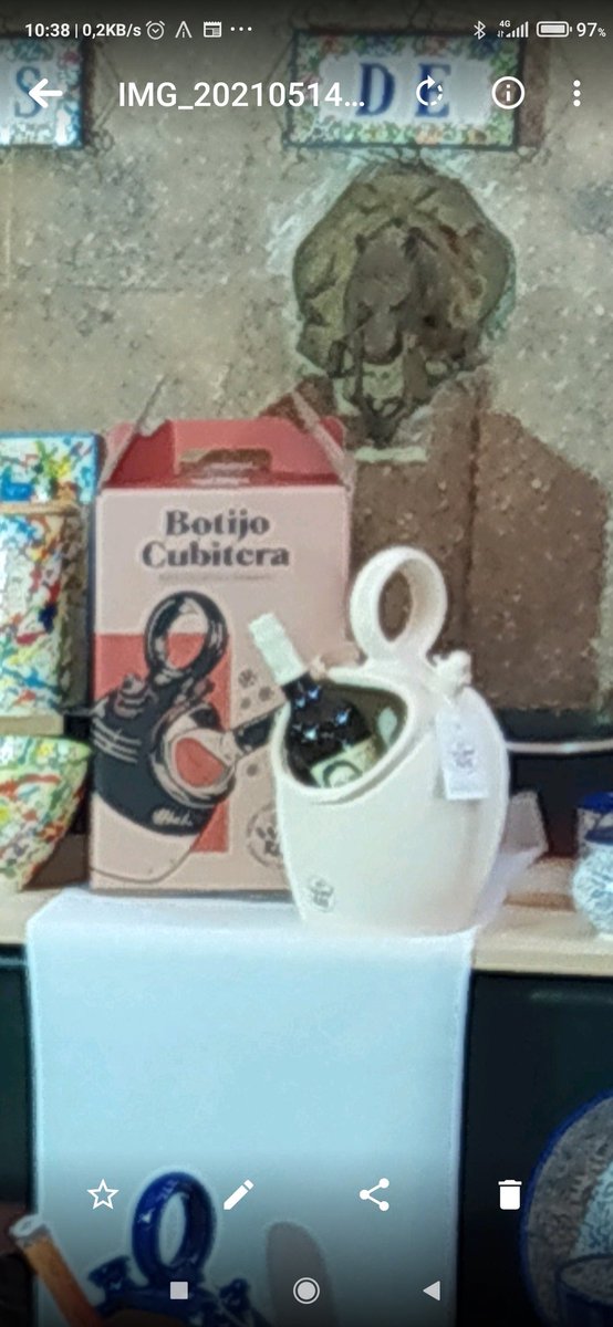 MikeChapel's tweet photo. Ayer se inauguró la 91 edición de la Feria #EnBarro de La Rambla en Caballerizas Reales. Me ha encantado el botijo cubitera para enfriar botellas de vino. 👏👏🤩 #Spain #CordobaEsp https://t.co/4M96yyP6LE