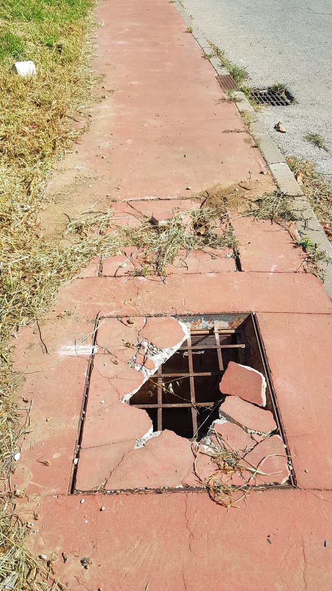 pastranitta's tweet photo. Este es el lamentable estado en el que se encuentran las aceras en la urbanización Paraiso de Sol, concretamente en 2 calles Bahamas y Venezuela, digo yo que algo podrían hacer para mejorarlas no? 😡  @aytorincon https://t.co/6o71kpDXgd
