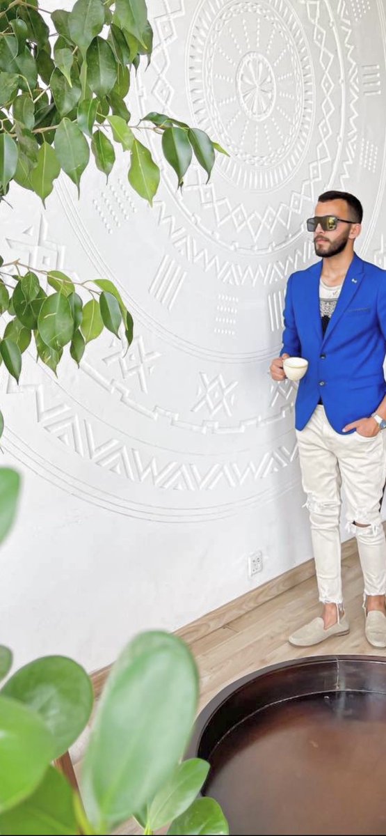 سلمت لك روحي على كف يمناي 
وش عاد بعد الروح تعطى هديّه .