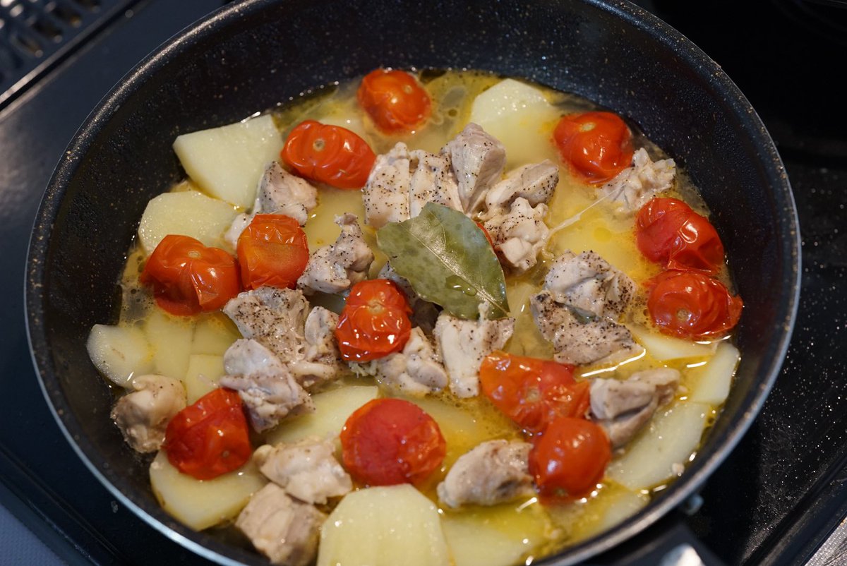 ট ইট র Katsumata Ryo 今週も鶏肉とじゃがいものトマト蒸しをキメました 21 27品目 メインレシピのみ あるものだけで作れる平日ごはん から休日に夕ご飯作るシリーズ ローリエを探してたらローレルとしてスーパーに鎮座してたため若干探すのに苦戦した