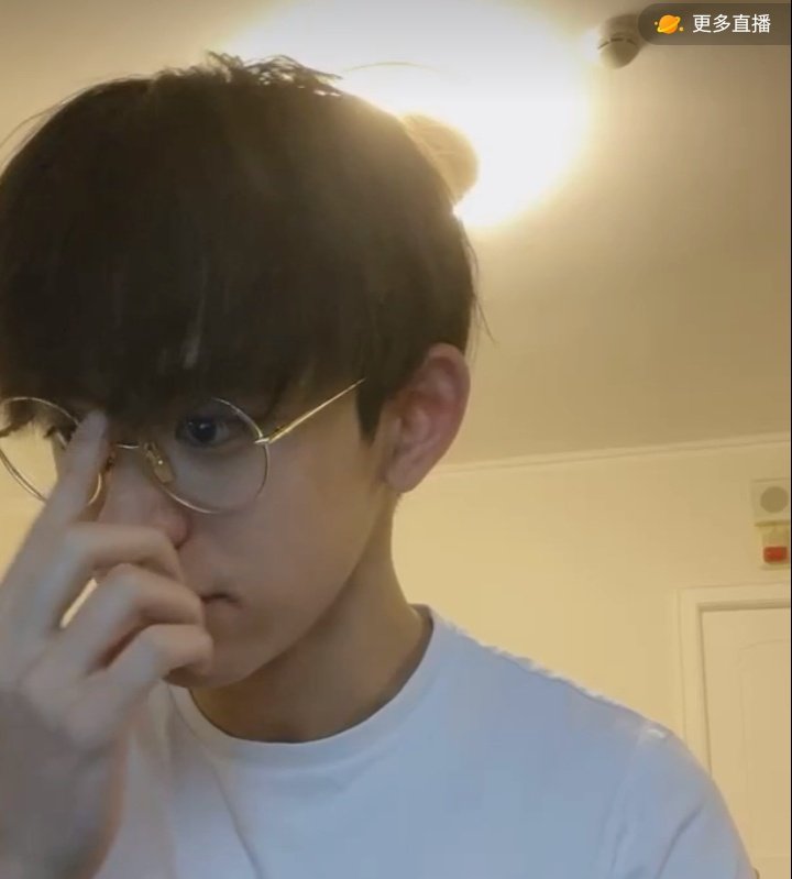 tiwlip_04's tweet photo. ขอเสนอความสดใสในวันนี้ น่ารักจังเลยค้าบ🥺
#LUCAS https://t.co/NHiyCfOiIB