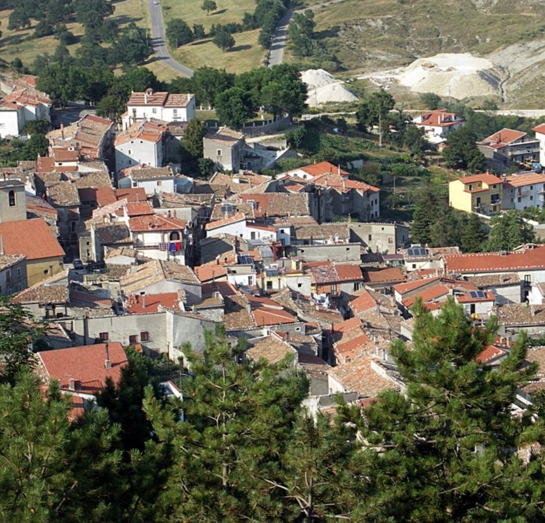 TuristaVuelta's tweet image. Pietraroja
Su nombre viene del color de sus piedras.
Es uno de los yacimientos geo-paleontológicos más grandes del mundo.
La zona está llena de yacimientos fósiles de época mesozoica.

El primero fue encontrado en 1798.
@GeolodiaES
#Paleolab
#Giro
#Giro104
#Giro2021