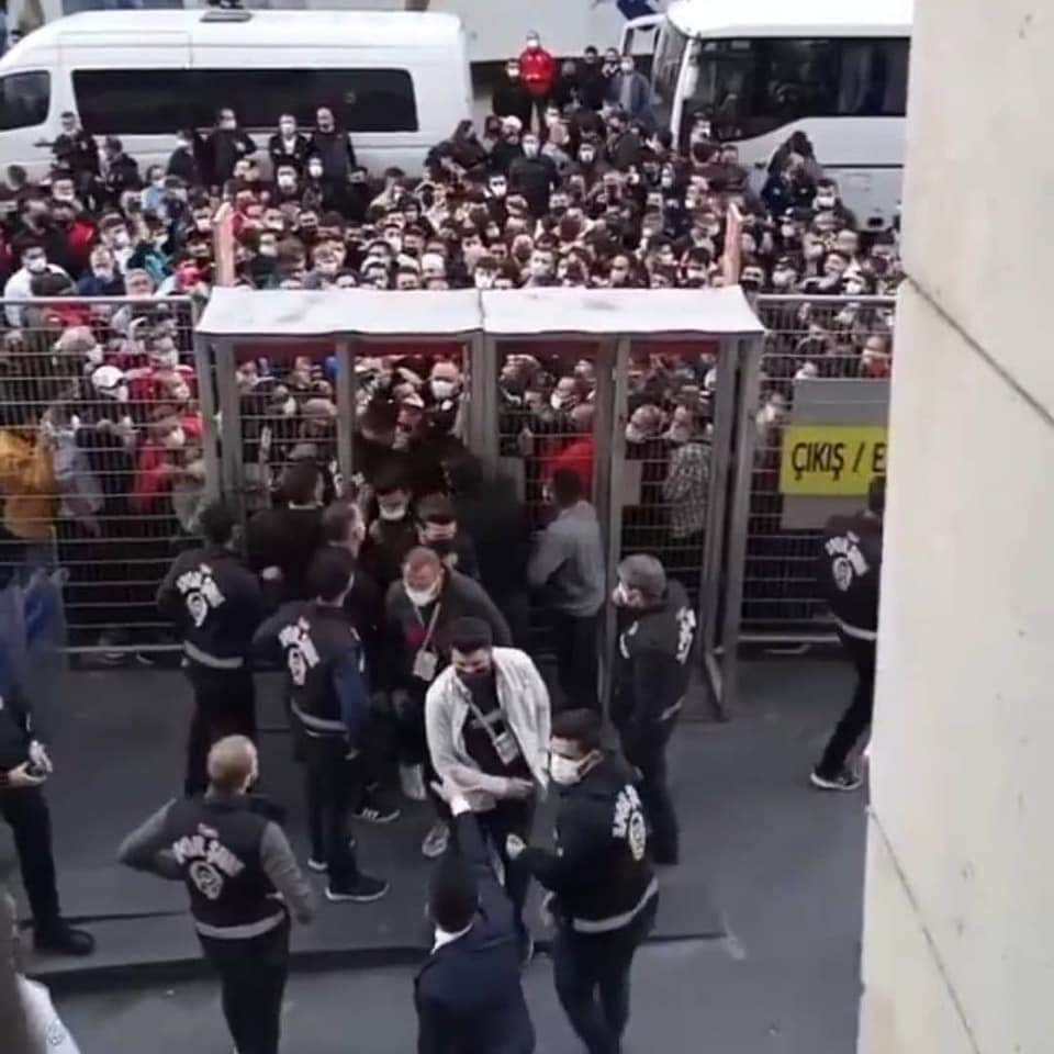 İzmir’de oynanacak olan Göztepe-beşiktaş maçını tribünden takip etmek için stadyuma giriş yapan beşiktaş taraftarları.

HERKESE VAR, GALATASARAY'A YOK.
#TribündeÇifteStandart