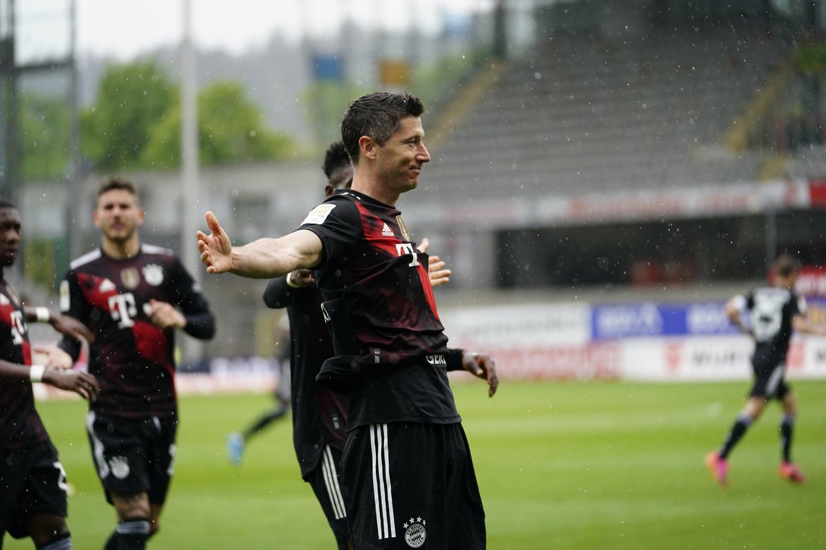 FCBayernES's tweet photo. ESE momento 🤩 ❤

#4EverGerd #Lewy40 https://t.co/ZnOv3GJWBN