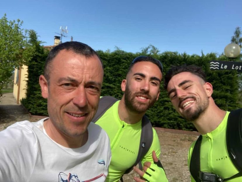 djilsi's tweet photo. les stars de cet épisode 2 de folie https://t.co/Q1IxE7jF3Q https://t.co/vD4DLQMTIP