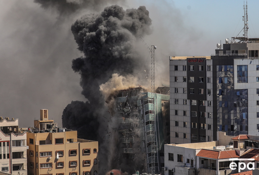 EPA_Images's tweet photo. Smoke and flames rise after an Israeli airstrike hit #AlJalaaTower which houses apartments and media outlets, including The Associated Press and Al Jazeera, in #GazaCity, 15 May 2021. 📸 epa / Mohammed Saber
#Israel #Palestine #conflict #gaza #epaphotos #visualizingtheworld https://t.co/jxMwXO94PA
