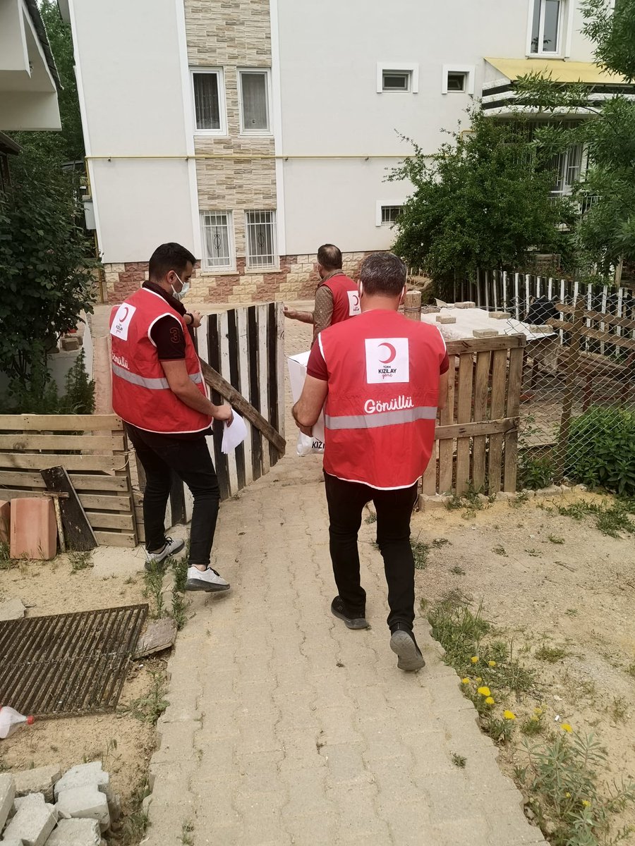k_tunceli's tweet photo. Toplumsal dayanışmanın daha da önemli olduğu şu günlerde ihtiyaç sahiplerimizin kapılarını çalmaya, #RamazanBayramı gıda kolilerimizi teslim etmeye devam ediyoruz...
Ramazan bereketini yaşatan tüm kalplere
@drkerem 
@ErcanSadag 
@Kizilay 
@TunceliValiligi https://t.co/LfIkxQxacL