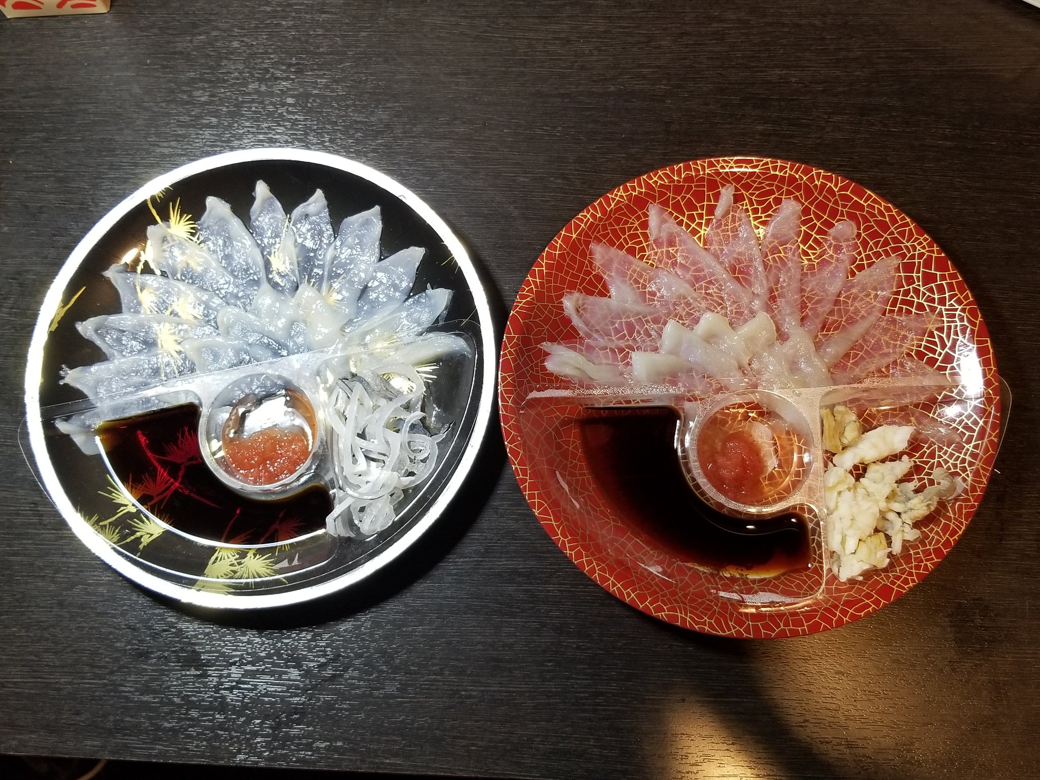 Chiinoid Food ふぐの食べ比べ 新下関駅でひれ酒も買ったので 今夜はふぐづくし 山口県 下関 唐戸市場 ふぐ問屋 ふぐ問屋海 下関ふぐ 下関とらぶぐ ふぐ刺し てっさ T Co Wxthd0ldjr Twitter