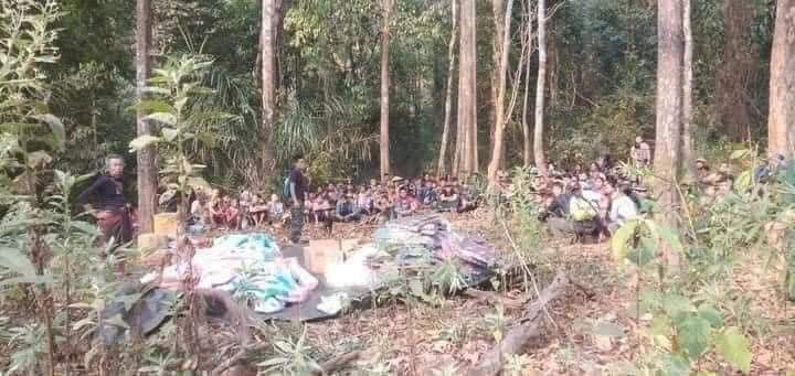 htayphyuzinthwe's tweet photo. In Mindat,Terrorists Junta are using heavy weapons, helicopter gunships n artillery &amp; they are abducting the peolpe to use as shields. All they are thinking is about how to genocide the people.
#WhatsHappeningInMtanmar
#HelpMindat
#NoFlyZoneInMyanmar
#HumansAreNotShields https://t.co/RNw1ptcLcU