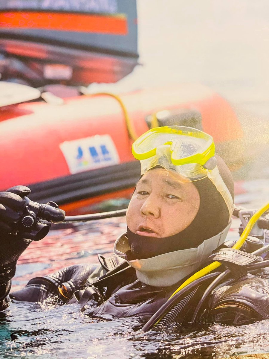 Энэ хүн үнэнгээсээ өөрөө ингээд янз бүрээр зураг авхуулаад тарагад байдаг юму. Хэрэв тийм бол сэтгэц яавч хэвийн биш