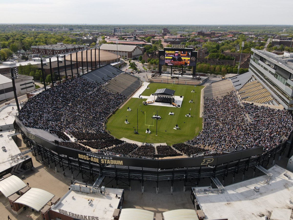 LifeAtPurdue's tweet image. Proud to be a #Boilermaker. 🖤💛🚂 Congrats 2021 grads! 🎓 #PurdueWeDidIt