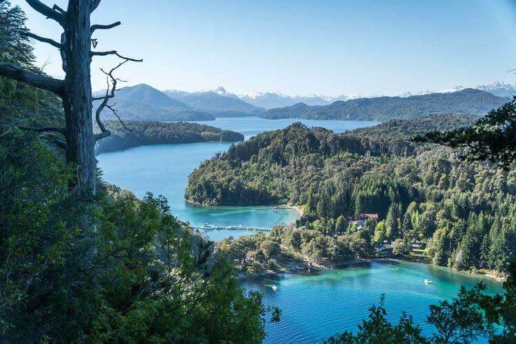 turisargentina's tweet photo. ¡Felices 89 años Villa La Angostura, el jardín de la Patagonia! 🎂🙌🥳🍃💙🇦🇷 https://t.co/xYAL6mMm8z