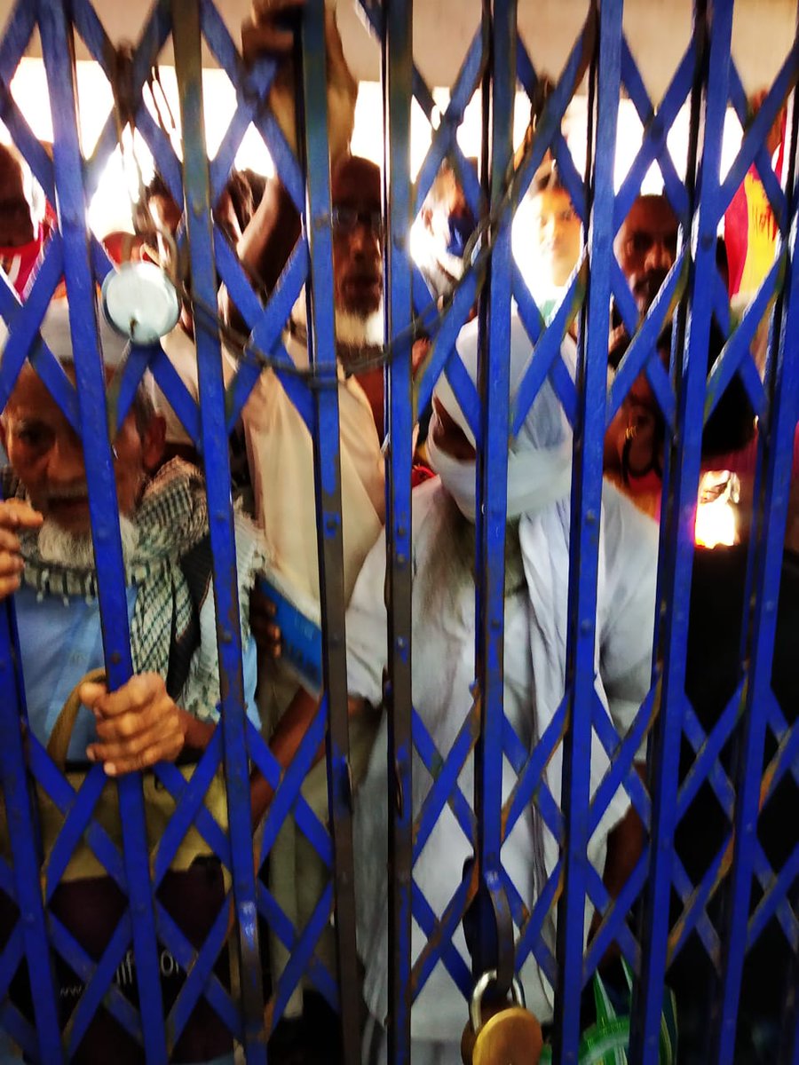 sanjaybpi's tweet photo. @MamataOfficial
@PMOIndia 

Bankers #FinancialArmy fighting against corona without any ammunition(Vaccine).Declared frontline workers but no attention towards special dispensation for vaccination.Need  vaccination to check procession of death of bankers.
#Banker_Needs_Vaccine https://t.co/CLwSZBO6IK