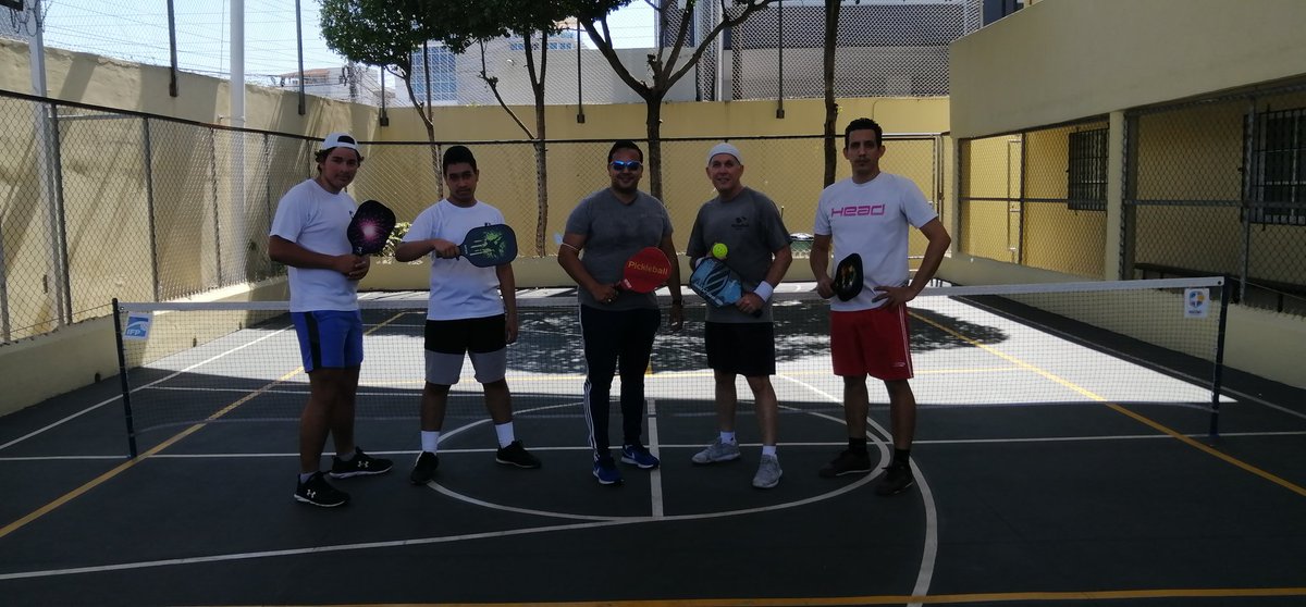 Pickleballrd1's tweet photo. Recibimos hoy en el Colegio Triumphare con mucho entusiamo, la visita del Sr Elvys Duarte, viceministro de deportes. https://t.co/CNyradNjLx