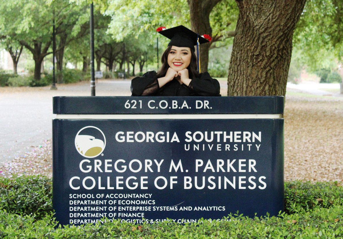 lizrodriguezlv's tweet image. Forgot to post these on here..

3 years and a lot of procrastination later... I finally did it. 
#HailSouthern 💙💛🦅 #firstgengrad