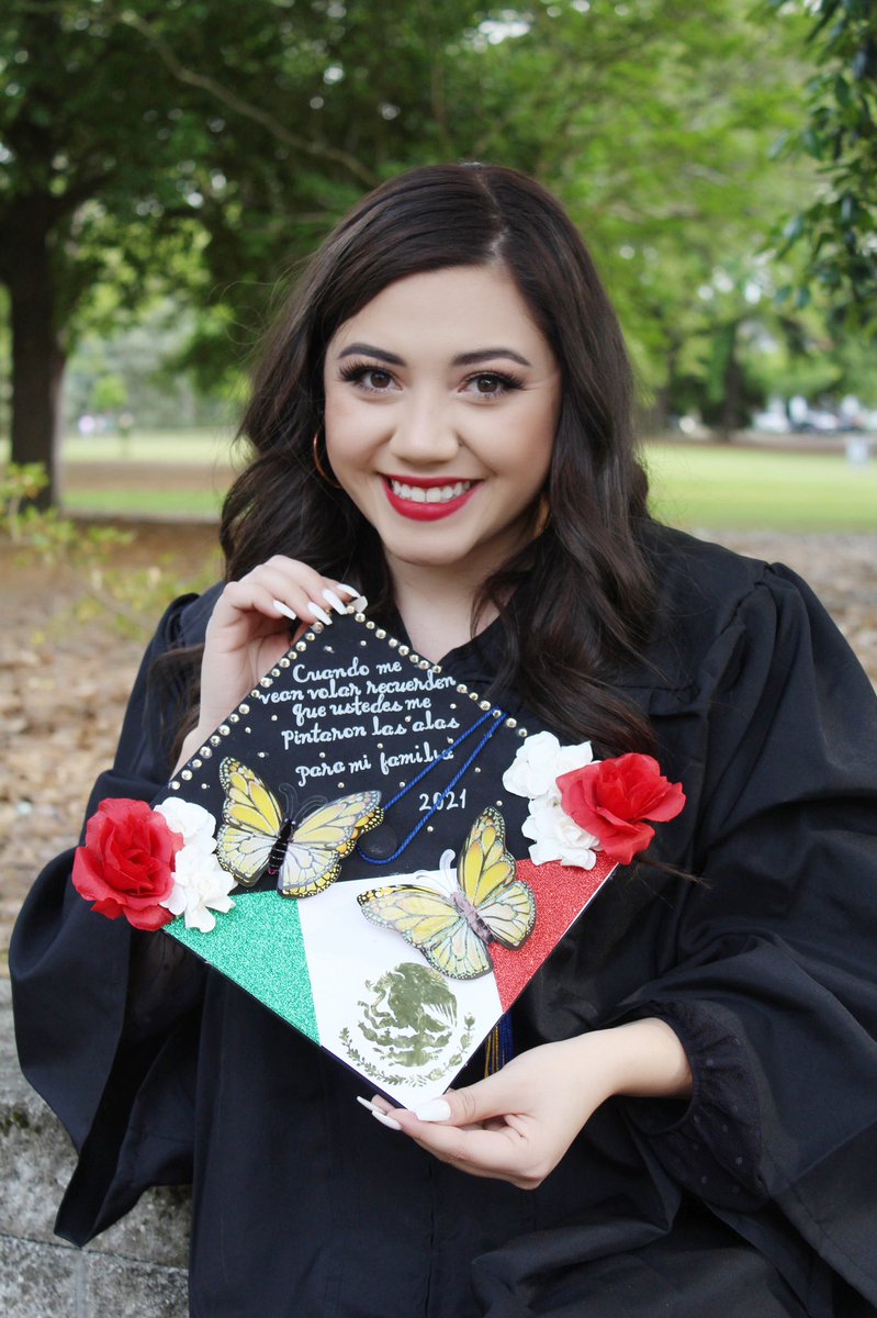 lizrodriguezlv's tweet image. Forgot to post these on here..

3 years and a lot of procrastination later... I finally did it. 
#HailSouthern 💙💛🦅 #firstgengrad