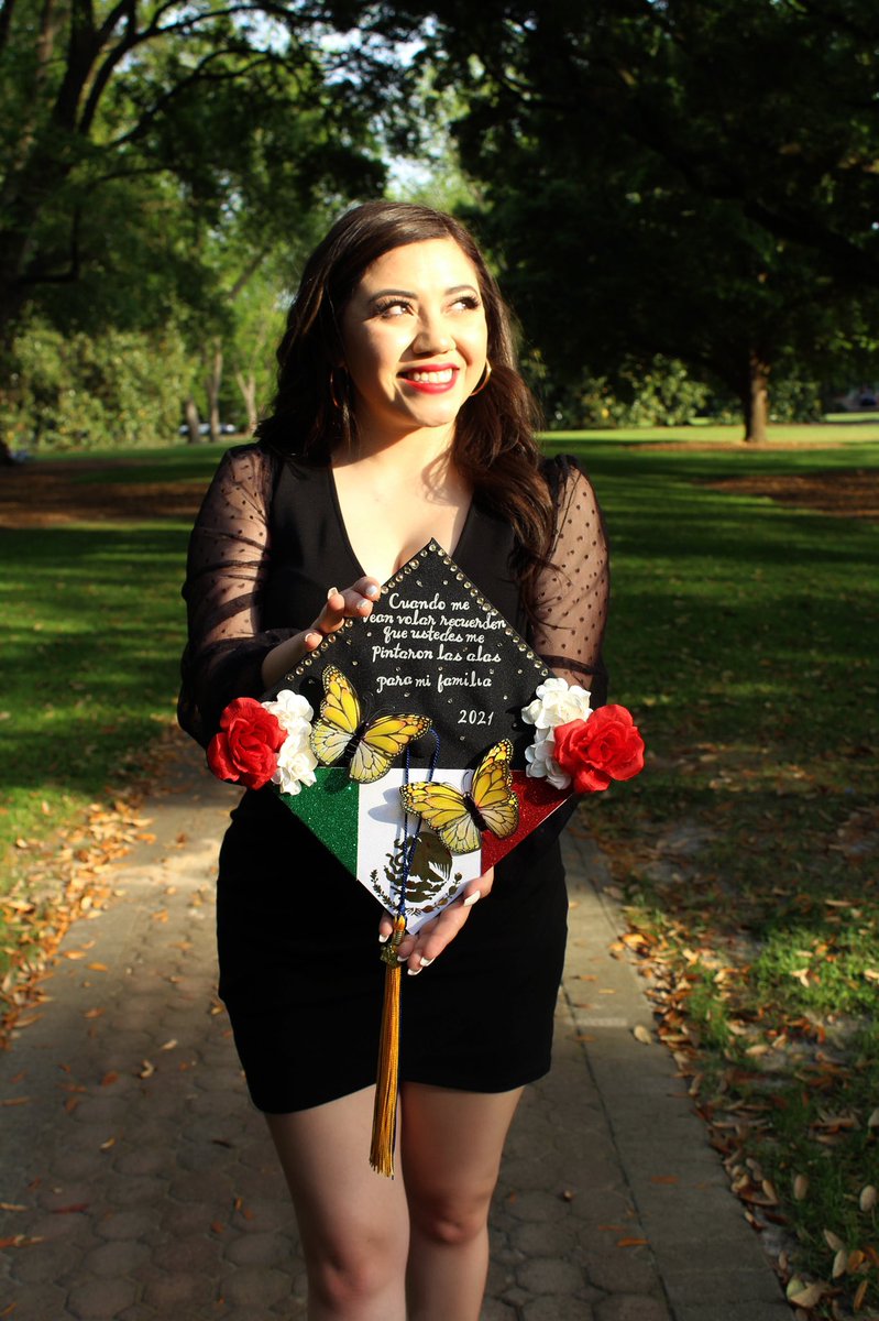 lizrodriguezlv's tweet image. Forgot to post these on here..

3 years and a lot of procrastination later... I finally did it. 
#HailSouthern 💙💛🦅 #firstgengrad