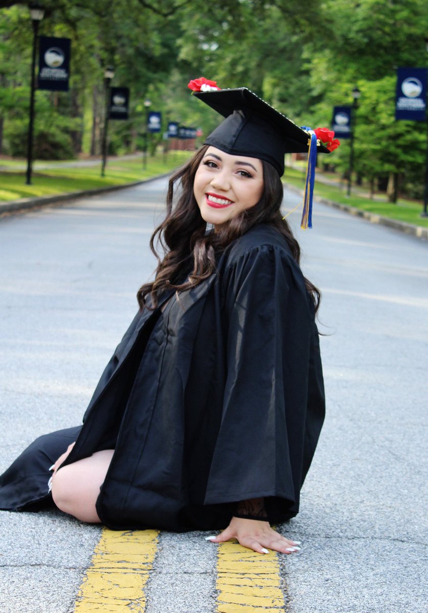 lizrodriguezlv's tweet image. Forgot to post these on here..

3 years and a lot of procrastination later... I finally did it. 
#HailSouthern 💙💛🦅 #firstgengrad