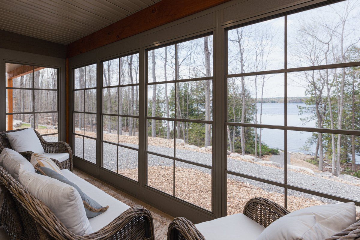 PMLotto's tweet image. The Kawartha Lakefront Cottage features a lower level walkout to this glorious Sunspace screened room. The view of Buckhorn Lake is spectacular, and it’s a cozy spot to curl up with a book and a beverage any time of day. 📚 ☕
