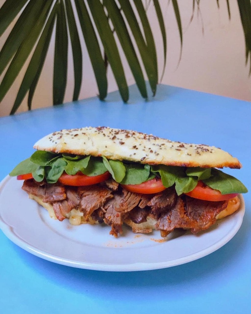 • SANDWICH DE TERNERA • Uno de los preferidos de Hlm, junto con el de pollo y palta.
Deliciosas rodajas de tapa de asado macerado y cocción lenta, queso fundido, tomate y rúcula, en pan casero. 

Cuál es tu sandwich preferido? 

Consultanos para rese… instagr.am/p/CO5XrThjdXX/