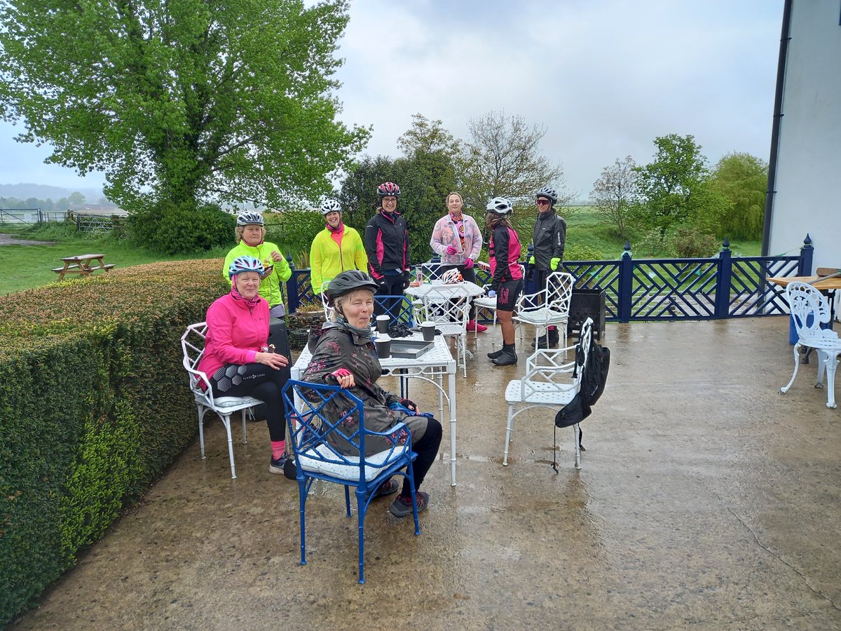 MelScrivin's tweet photo. @DropsLeCol In the rain in a #PinkPeloton π https://t.co/vq9u4lB8AR