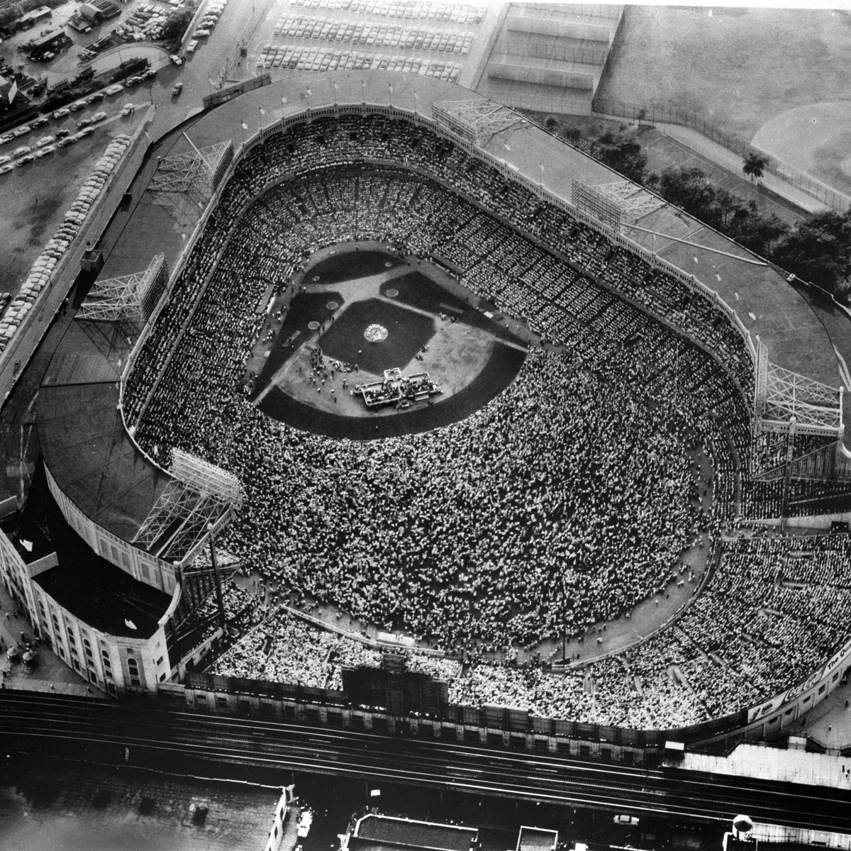 Franklin_Graham's tweet photo. #OnThisDay in 1957 my father @BillyGraham began his historic 16-week New York Crusade, where he shared the #GoodNews of Jesus Christ with more than 2.3 million people in places like Madison Square Garden and Yankee Stadium. https://t.co/eM5C9KbCHk