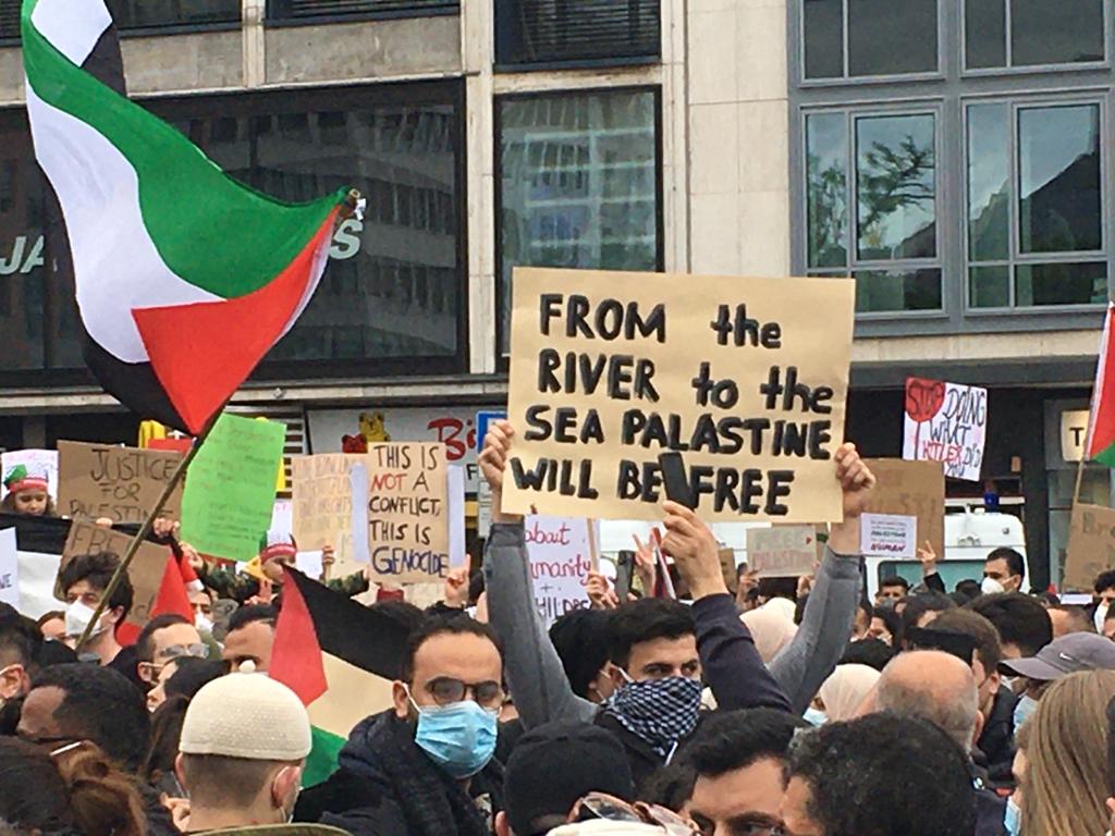 Auch auf der pro-paläst. Kundgebung in Frankfurt/M. mit rd. 1,5 tsd. Teilnehmenden werden antisemitische Parolen verbreitet, darunter 'Kindermörder Israel' u. 'From the river to the see...' Es kommt zu Ausschreitungen gegenüber der Polizei. #nakba #Antisemitismus  #b1505 #ffm1505