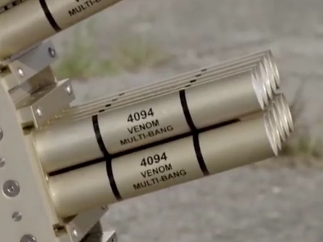 Cada proyectil multi-bang disparado por el lanzador múltiple de aturdidores VENOM del ESMAD cuesta 1.7 líneas de pobreza extrema percápita mensuales. Un solo lanzador cuenta con 3 compartimientos de carga de 10 proyectiles, es decir 51 canastas mensuales de pobreza extrema.