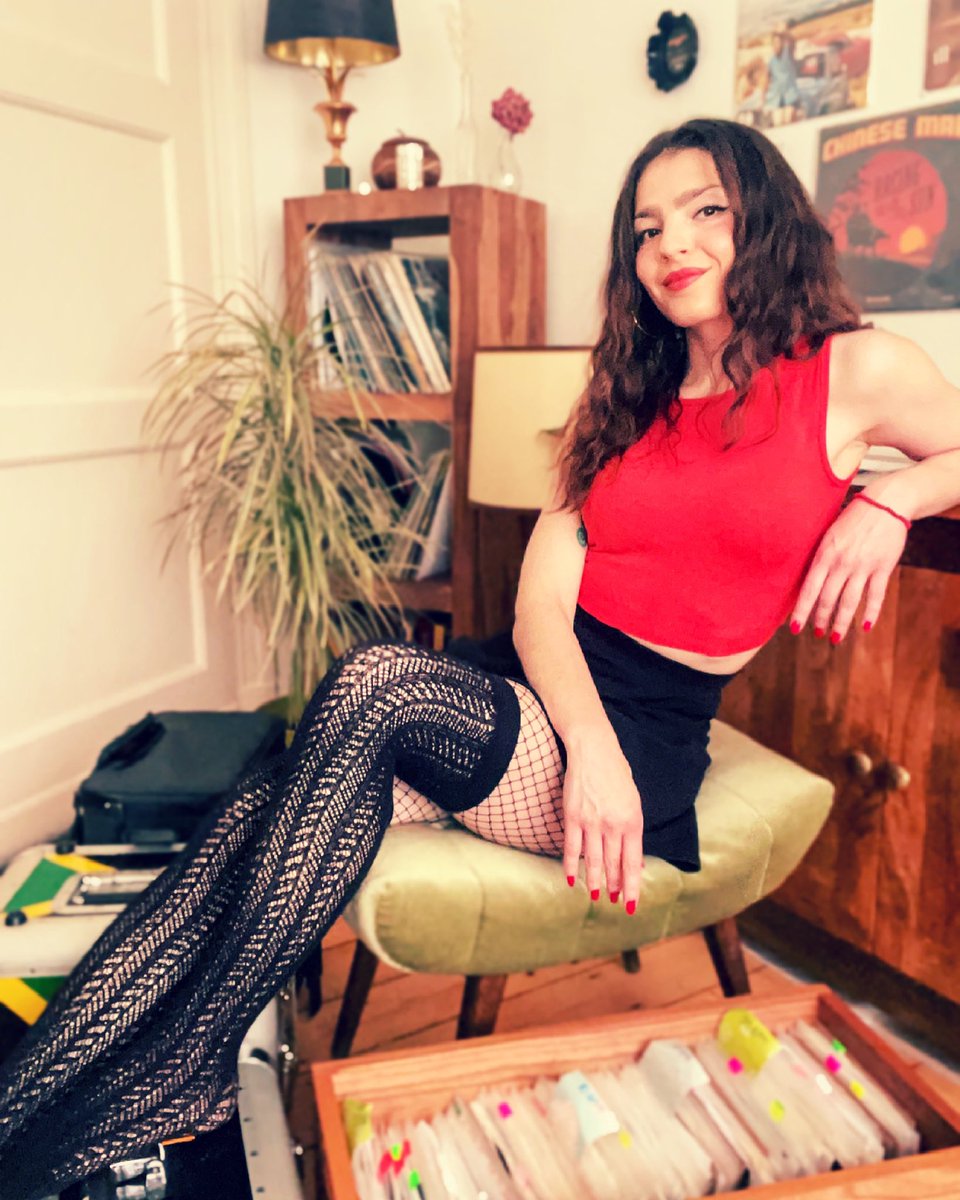 Ready a mi ready 🔥 so excited about the reggaeton &amp; dancehall special with @sini_likkleluv tonight! Tune in 8pm CET on twitch.tv/dojostudio @dojo147
.
.
.
.
.
#live #twitch #dojo #stream #twitchtv #dj #selectress #reggaeton #dancehall #red #fuego #masfuego #vinyl