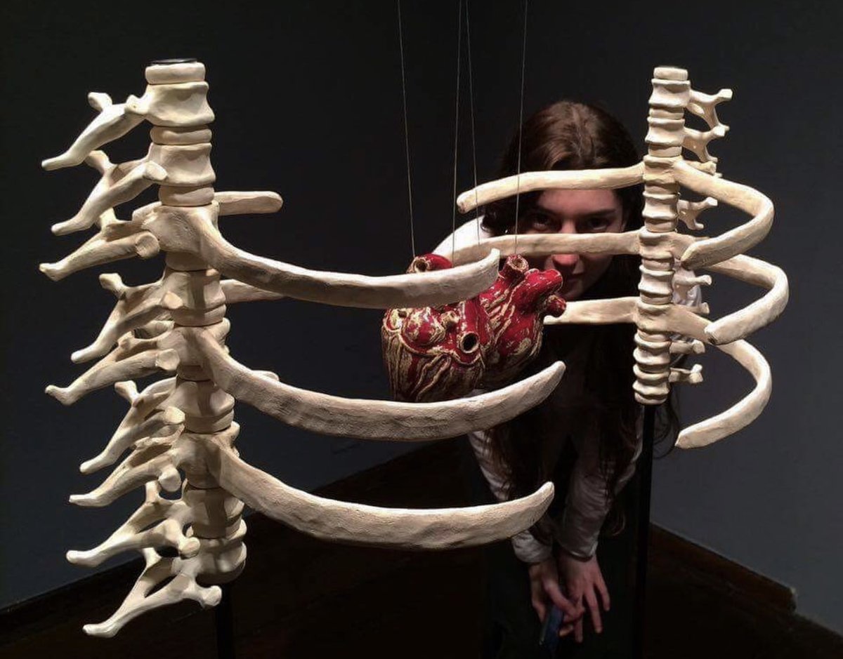 “Sarılmak için yürek gerekir. Kollar sonraki iş.’’
📌Özdemir Asaf

Luna Lu’ya ait “Sarılmanın Anatomisi” isimli çalışma. (2016)
